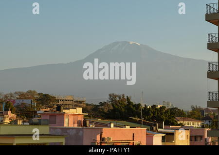 Mount Kilimanjaro von der Stadt Moshi, Tansania gesehen Stockfoto