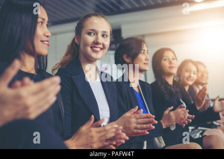 Führungskräfte applaudieren, in einem business Meeting Stockfoto