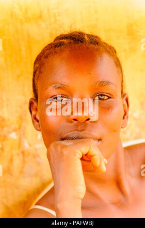 - PORTO NOVO, BENIN - Mar 10, 2012: Unbekannter Beninischen lokale Frau Porträt. Bevölkerung von Benin Leiden der Armut aufgrund der schwierigen situatio Stockfoto