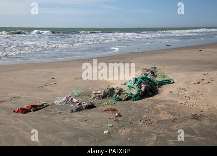 Verworfen angeln Seile, Netze und Müll gewaschen - am Strand, Tanji, Gambia Stockfoto