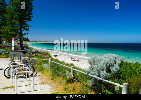 Fahrradträger auf vorland mit Safety Bay Strand im Hintergrund an schönen Sommertagen Stockfoto