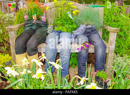 Alte Jeans auf der Werkbank, und Pflanzer einen eindrucksvollen Garten Anzeige auf der Kiste. Malvern Frühlingsfest Worcestershire UK. April 2018 Stockfoto