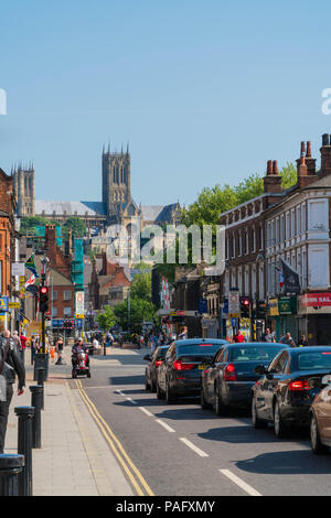 Die Kathedrale von Lincoln von der High Street Lincoln GROSSBRITANNIEN. Mai 2018 Stockfoto