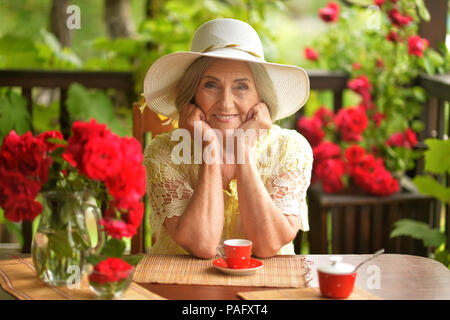 Glücklich im Alter von Frau trinkt Kaffee Stockfoto