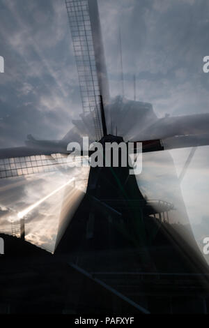 Holländische Windmühlen im Sommer Sonnenuntergang in Zaanse Schans, Niederlande Stockfoto