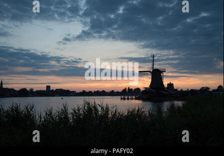 Holländische Windmühlen im Sommer Sonnenuntergang in Zaanse Schans, Niederlande Stockfoto