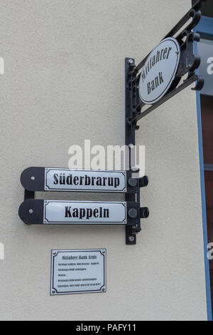 Bank für Tramper für einen Aufzug zu Kappeln oder Suederbrarup, Arnis, Landschaft von Angeln, Schleswig-Holstein, Deutschland warten Stockfoto