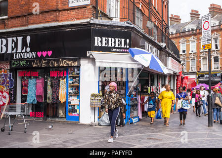 Das Leben auf der Straße in der Electric Avenue, Brixton, London. Stockfoto