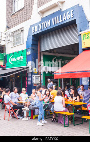 Brixton, London, UK - Juni 2018: Die Menschen essen in der Brixton Dorf Markt, eine multikulturelle Gemeinschaft mit unabhängigen Geschäften und ethnischen Resta Stockfoto