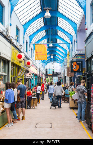 Brixton, London, UK - Juni 2018: Innenansicht des indoor Brixton Dorf Markt, eine multikulturelle Gemeinschaft mit unabhängigen Geschäften und athnis Stockfoto