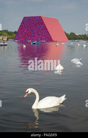 Höckerschwäne surround Christo und Jeanne-Claude die temporäre Skulptur der London Mastaba auf dem Serpentine, Hyde Park, London, UK Stockfoto