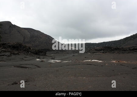 Ein Blick auf die turbulenten Kraterboden des Kilauea Iki Krater in Hawaii, USA Stockfoto