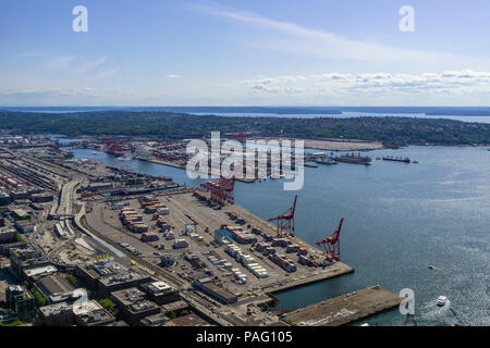 Luftaufnahme des Seattle Hafen an einem sonnigen Tag, Puget Sound, Washington State, USA. Stockfoto