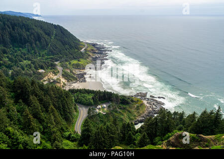 Cape Perpetua Aussichtspunkt. Luftaufnahme des Cape Perpetua Küstenlinie vom Devils Churn zu den Köchinnen Abgrund, Yachats, Küste von Oregon, USA. Stockfoto