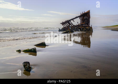 Das Wrack der Peter Iredale, 100 Jahre altes Schiffswrack in Clatsop Grube, Fort Stevens State Park, Astoria, Oregon, USA aufgegeben. Stockfoto