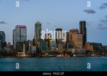 Seattle Skyline bei Nacht. Downtown Seattle Stadtbild aus dem Puget Sound während der Dämmerung, WA, USA gesehen. Stockfoto