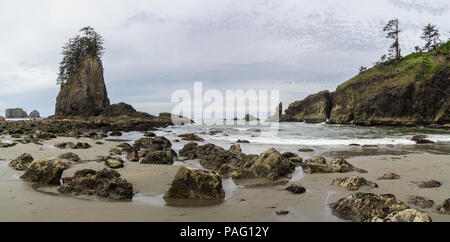 Nördlichen Ende des Zweiten Strand, Bucht bei Ebbe, La Push, Quillayute Nadeln National Wildlife Refuge, Olympic Peninsula, WA, USA. Stockfoto