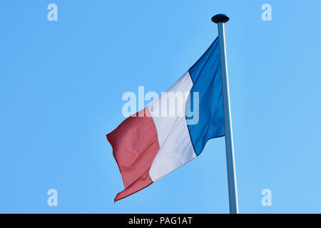 Flagge Frankreichs gegen den blauen Himmel Stockfoto