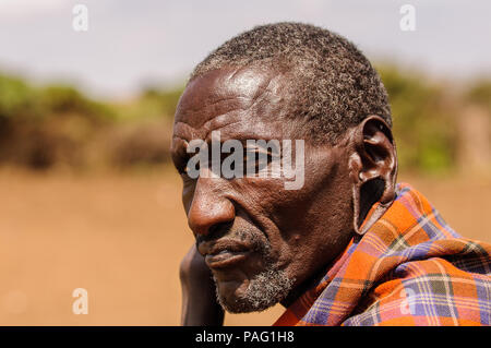 AMBOSELI, Kenia - 10. OKTOBER 2009: Porträt einer unbekannten Alten schweren Massai tragen typische tribal Kleidung in Kenia, Oct 10, 2009. Massai Mitarbeiter Stockfoto