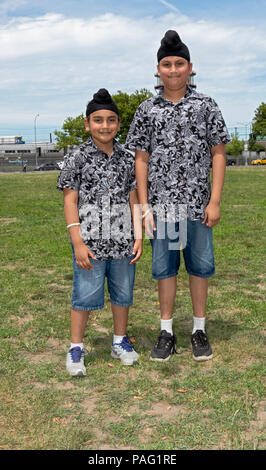 Stellen Porträt der Brüder im Alter von 6 und 12 die Sikh Gurmat Spiele Teilnahme an Smokey Park in South Richmond Hill, Queens, New York City Stockfoto