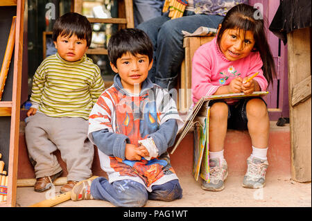 PERU - NOVEMBER 3, 2010: Drei undentified Kinder spielen in ihrem Vater shop in Peru, Nov 3, 2010. Über 50 Prozent der Menschen in Peru leben unter der Stockfoto