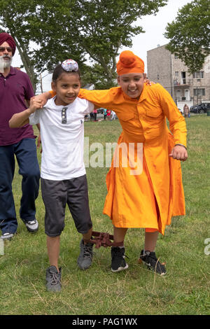 Zwei jungen jungen Jungen in einem Dreibeinigen Rennen konkurrieren auf dem Sikh Gurmat Spiele an Smokey Park in South Richmond Hill, Queens, New York. Stockfoto