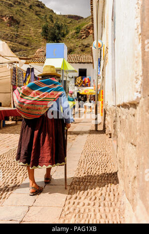 PERU - NOVEMBER 3, 2010: Unbekannter peruanischen Dame in der beliebten Melone geht die Straße in Peru, Nov 3, 2010. Über 50 Prozent der Menschen im Pro Stockfoto