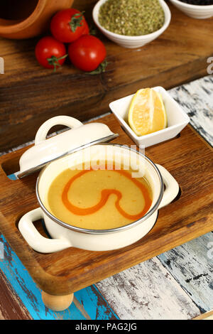 Linsensuppe im weißen Topf Stockfoto