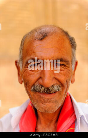 Buchara, Usbekistan - Juni 6, 2011: Portrait eines usbekischen Mann in Usbekistan, Jul 6., 2011. 93 % der Usbekischen Menschen betrachten, die das Leben im Land geht Wir Stockfoto