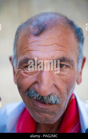 Buchara, Usbekistan - Juni 6, 2011: Portrait eines usbekischen Mann in Usbekistan, Jul 6., 2011. 93 % der Usbekischen Menschen betrachten, die das Leben im Land geht Wir Stockfoto