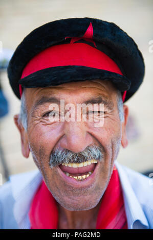 Buchara, Usbekistan - Juni 6, 2011: Portrait eines usbekischen Mann in Usbekistan, Jul 6., 2011. 93 % der Usbekischen Menschen betrachten, die das Leben im Land geht Wir Stockfoto