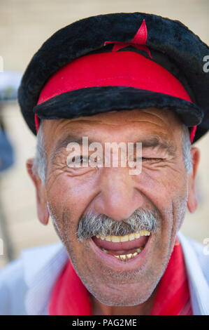 Buchara, Usbekistan - Juni 6, 2011: Portrait eines usbekischen Mann in Usbekistan, Jul 6., 2011. 93 % der Usbekischen Menschen betrachten, die das Leben im Land geht Wir Stockfoto