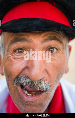 Buchara, Usbekistan - Juni 6, 2011: Portrait eines usbekischen Mann in Usbekistan, Jul 6., 2011. 93 % der Usbekischen Menschen betrachten, die das Leben im Land geht Wir Stockfoto