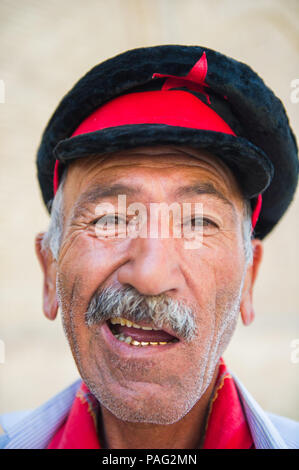 Buchara, Usbekistan - Juni 6, 2011: Portrait eines usbekischen Mann in Usbekistan, Jul 6., 2011. 93 % der Usbekischen Menschen betrachten, die das Leben im Land geht Wir Stockfoto