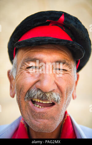 Buchara, Usbekistan - Juni 6, 2011: Portrait eines usbekischen Mann in Usbekistan, Jul 6., 2011. 93 % der Usbekischen Menschen betrachten, die das Leben im Land geht Wir Stockfoto