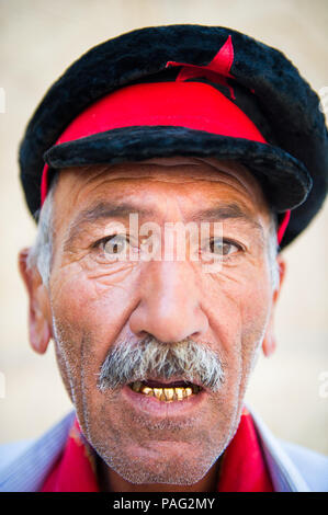 Buchara, Usbekistan - Juni 6, 2011: Portrait eines usbekischen Mann in Usbekistan, Jul 6., 2011. 93 % der Usbekischen Menschen betrachten, die das Leben im Land geht Wir Stockfoto