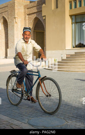 Buchara, Usbekistan - Juni 6, 2011: Portrait von nicht identifizierten Usbekischen Mann reitet das Fahrrad in Usbekistan, Jul 6., 2011. 93 % der Usbekischen Menschen betrachten, Stockfoto