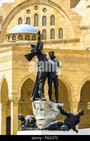 Das von Kugeln durchsetzte Denkmal zum Gedenken an die Märtyrer, die von der osmanischen und der Moschee Mohammad Al-Amin, Martyrs' Square, Beirut, Libanon, hingerichtet wurden Stockfoto
