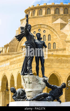 Das von Kugeln durchsetzte Denkmal zum Gedenken an die Märtyrer, die von der osmanischen und der Moschee Mohammad Al-Amin, Martyrs' Square, Beirut, Libanon, hingerichtet wurden Stockfoto