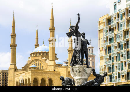 Moderne Gebäude in Martyrs' Square in Beirut Central District, Downtown, mit Mohammad Al-Amin Moschee und Saint Georges maronitische Kathedrale, Libanon Stockfoto