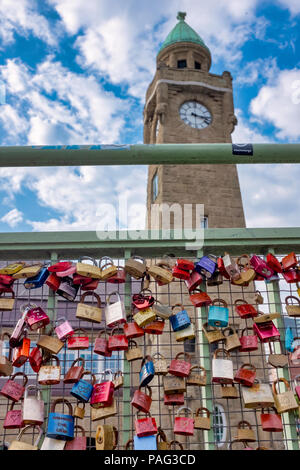 Liebe Sperren auf die Brücke zu den St. Pauli Landungsbrücken, Hamburg, Deutschland Stockfoto