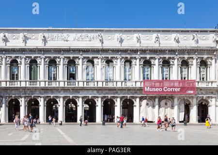 Museo Correr, Museum Correr, Piazza San Marco, Venedig, Venetien, Italien. Fassade auf dem Markusplatz mit Vorzeichen. Bildende Kunst und Geschichte Museum. Stockfoto