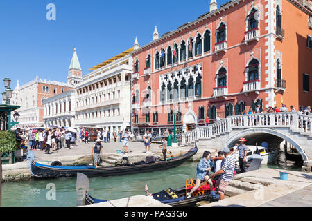 Gondeln offloading Touristen vor dem Hotel Danieli, Rio del Vin, Riva degli Schiavonni, Castello, Venedig, Venetien, Italien. Stockfoto