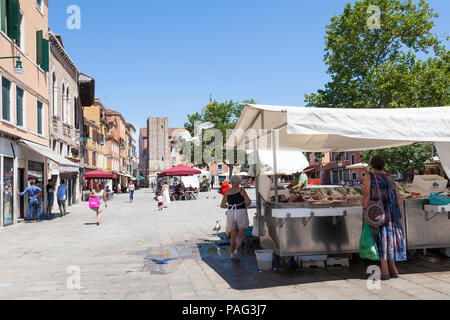 Venezianische Dame einkaufen bei einem fischhändler ausgeht, Campo Santa Margherita, Dorsoduro Venedig, Venetien, Italien. Das tägliche Leben, Stockfoto