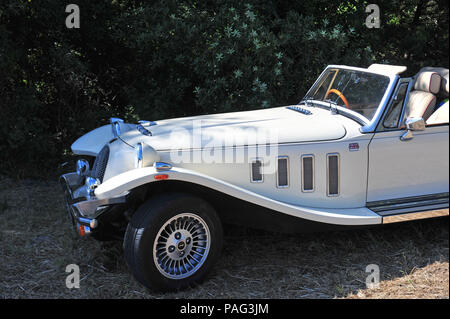 Ein wunderbares 2-sitzer Sportwagen, der 2,8 Ltr Panther Kallista hier gesehen klettern die kleinen Hügel rund um die wunderbare Region des Languedoc Stockfoto