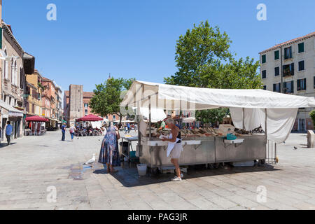 Venezianische Dame einkaufen bei einem fischhändler ausgeht, Campo Santa Margherita, Dorsoduro Venedig, Venetien, Italien. Das tägliche Leben, Stockfoto