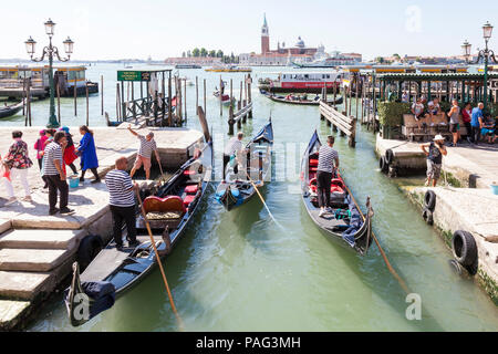 Die GONDOLIERI, Gondeln offloading Passagiere, Riva degli Schiavonni, Castello, Venedig, Venetien, Italien in Rio del Vin, San Giorgio Maggiore und Lagune beh Stockfoto