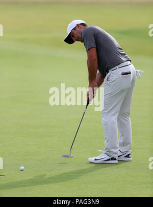 In Italien Francesco Molinari Schläge für Birdie auf dem 18., während der vierte Tag der offenen Meisterschaft 2018 bei Carnoustie Golf Links, Angus. Stockfoto