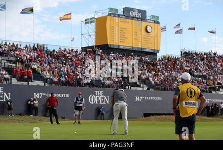 In Italien Francesco Molinari Schläge für sein Birdie auf der 18 bei Tag vier der Open Championship 2018 in Carnoustie Golf Links, Angus. Stockfoto