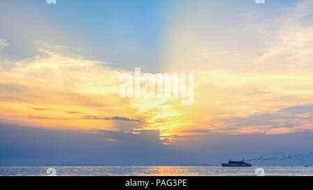 Wunderschöne natürliche Landschaft von großen Reisen Schiff Segeln auf dem Meer mit bunten Himmel bei Sonnenuntergang Hintergrund in Thailand, 16:9-Breitbildformat Stockfoto